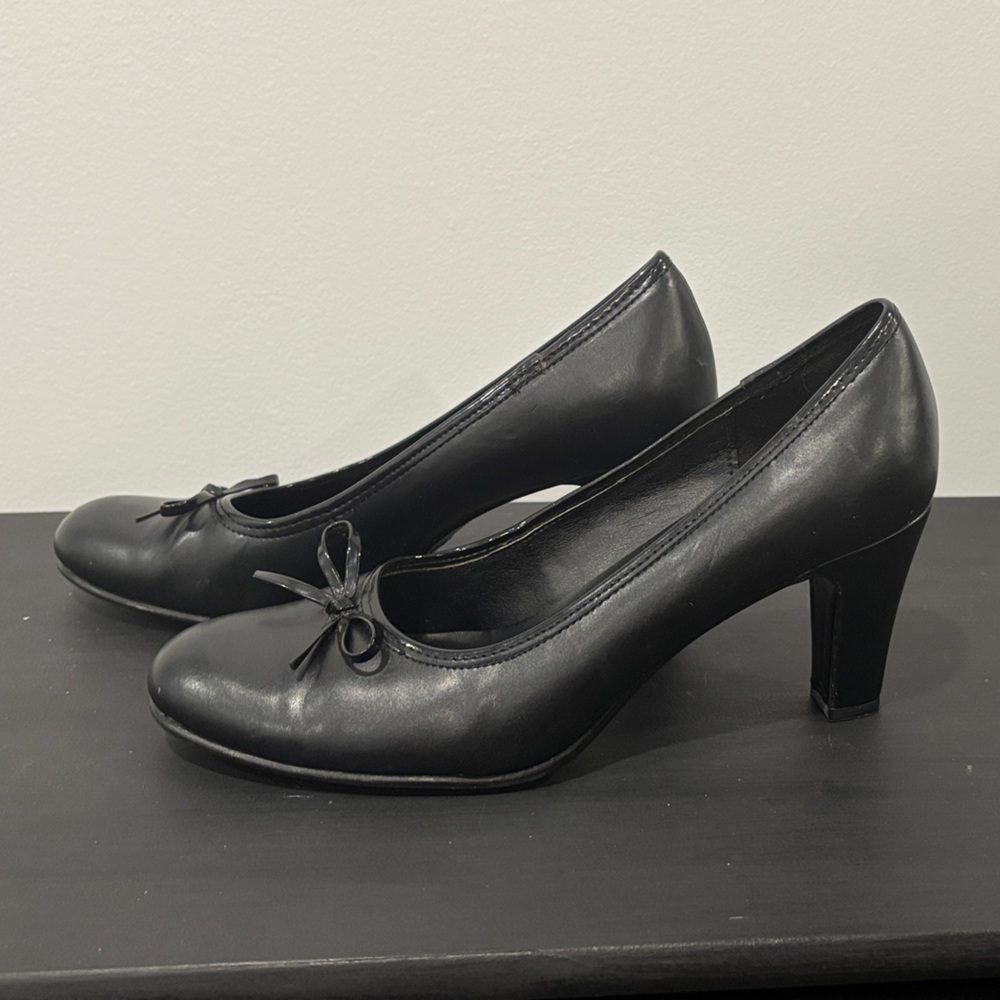 Naturalizer Black Heels with Bow Accent - Picture 3 of 5